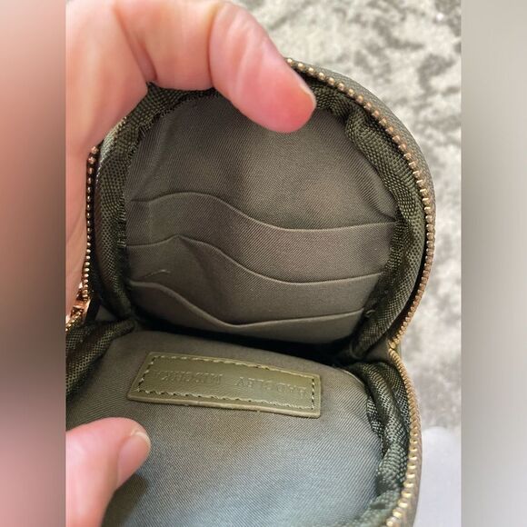 Badgley Mischka Diamond Quilted Oval Crossbody Phone Case in stone NWT MSRP $59 - Picture 7 of 9